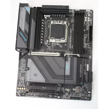 Scheda madre GIGABYTE X870 GAMING X WIFI7SO — rigenerata, usata, senza confezione originale, senza antenna