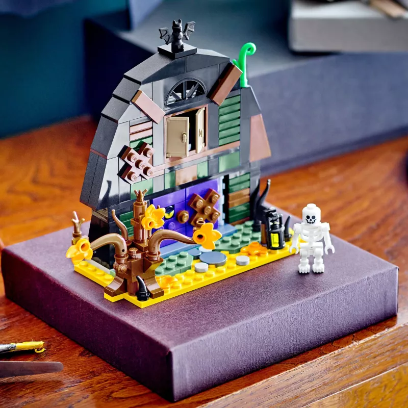 Set da costruzione LEGO Iconic Halloween Barn 40721, 205 pezzi, 1 minifigure, 140×170×60 mm