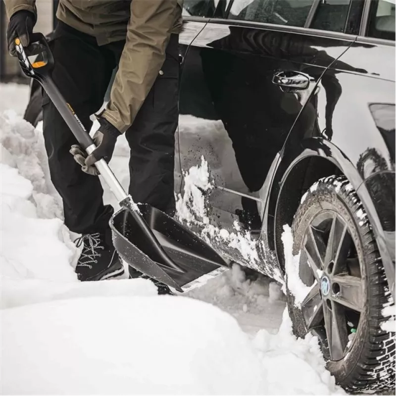 Fiskars pala da neve per auto con manico telescopico X-SERIES