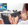 Tracer EXpert RF è una tastiera wireless ergonomica a grandezza naturale con layout QWERTY, tasti a membrana e un design sottile nero-grigio. Progettata per l'uso domestico e in ufficio, combina un touchpad integrato e tasti multimediali con una connessione wireless a 2,4 GHz per offrire una soluzione di input compatta per TV, console, notebook e PC classici.