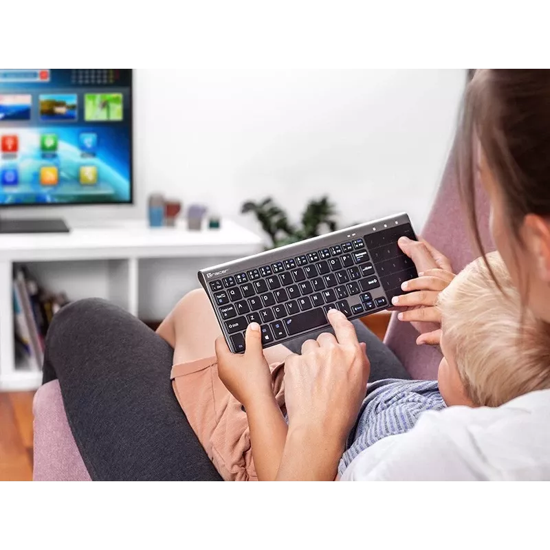 Tracer EXpert RF è una tastiera wireless ergonomica a grandezza naturale con layout QWERTY, tasti a membrana e un design sottile nero-grigio. Progettata per l'uso domestico e in ufficio, combina un touchpad integrato e tasti multimediali con una connessione wireless a 2,4 GHz per offrire una soluzione di input compatta per TV, console, notebook e PC classici.