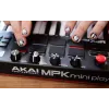 Akai MPK Mini Play MK3 tastiera di controllo MIDI con controller pad, USB, nero/rosso