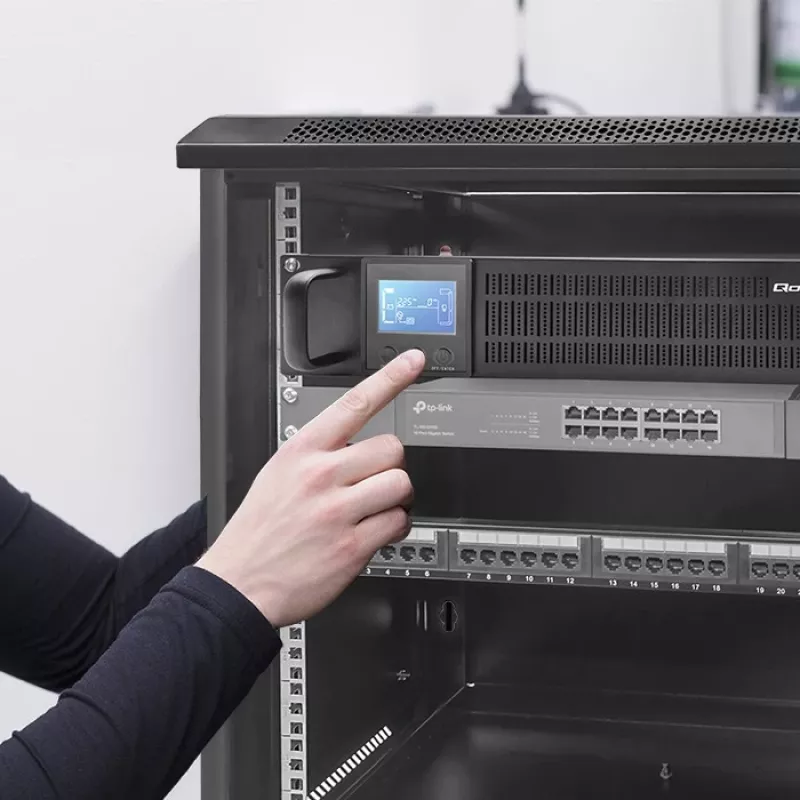 Qoltec 53945 UPS rack, 1 kVA, 800 W, LCD