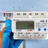 Contatore di energia trifase QOLTEC 50883 Wi‑Fi 400V con display LCD