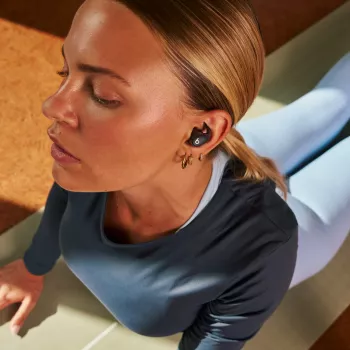 Auricolari wireless in-ear Apple Powerbeats Fit — chip H1, IPX4 resistente all'acqua, cancellazione attiva del rumore, Dolby Atmos, custodia di ricarica USB‑C, 30 ore di riproduzione