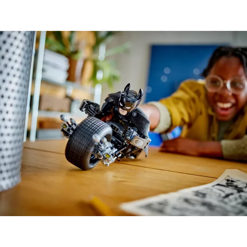 LEGO® DC Batman™: figura costruibile di Batman e moto 76273