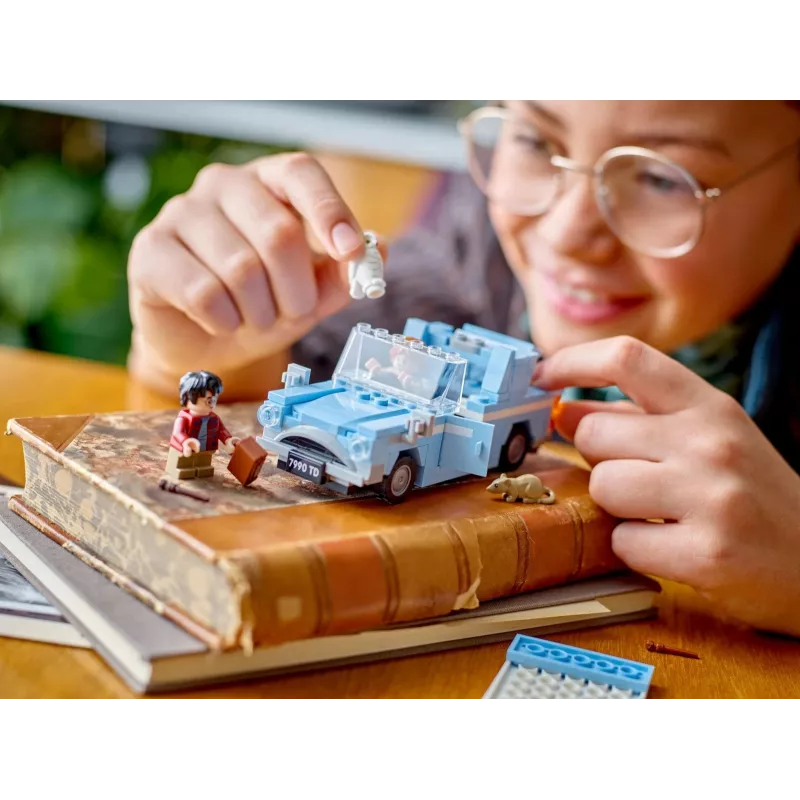 LEGO Harry Potter Ford Anglia volante auto giocattolo per bambini dai 7 anni, ragazzi e ragazze, modello da costruire con minifigure Ron Weasley e Hedwig