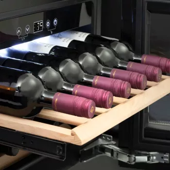 Cantinetta vini da incasso Caso WineDeluxe E 18 — 18 bottiglie, altezza 46 cm, nero, classe energetica G