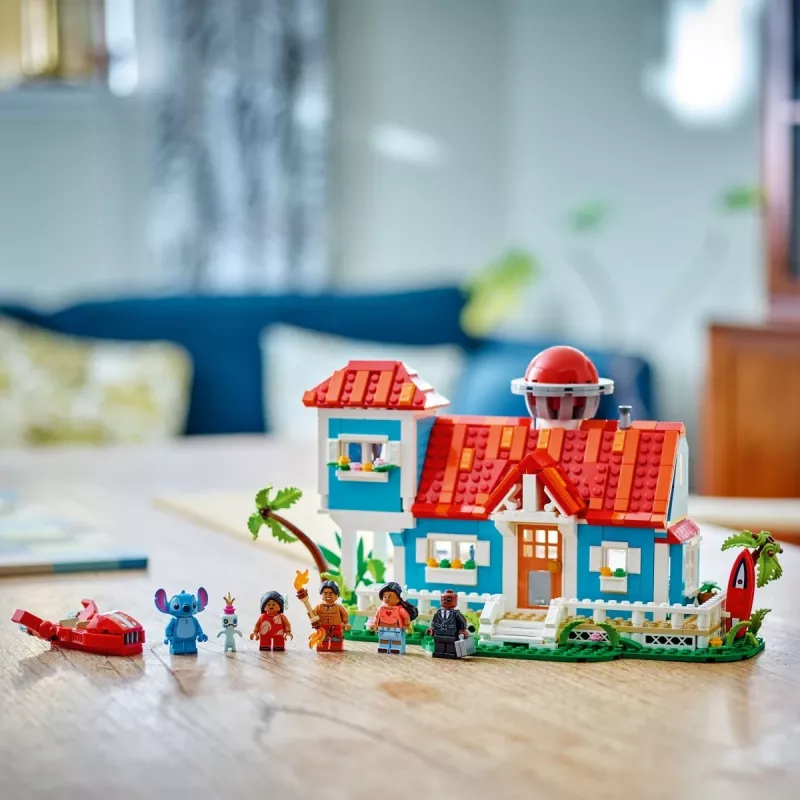 LEGO Disney Set 43268 Casa sulla spiaggia – casa modulare da costruire, 834 pezzi, 5 minifigure, età 9+