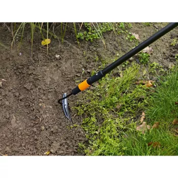 Zappa Push Fiskars 1000677 — zappa da giardino per la lavorazione del terreno con impugnatura ergonomica