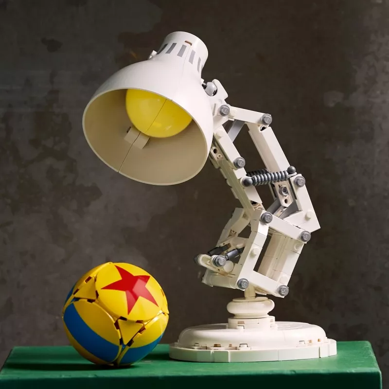 Giocattolo da costruzione LEGO Ideas modello 21357 — Luxo Jr., 613 pezzi, 290×140×110 mm