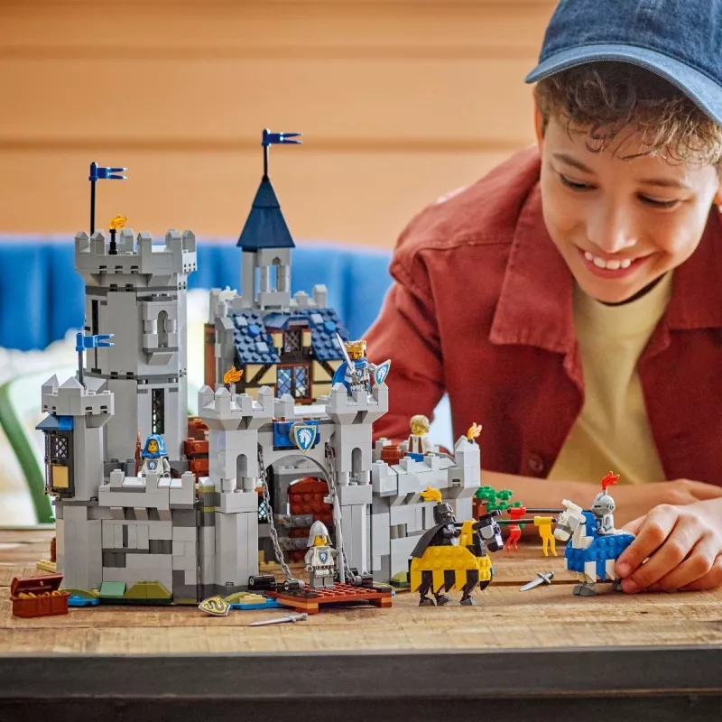 Giocattolo da costruzione LEGO Creator 3-in-1 castello medievale dei cavalieri set 31168 — 1371 pezzi, 6 minifigure, dai 9 anni