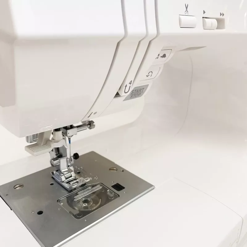 Macchina per cucire SINGER Quantum Stylist 9960 — 600 punti, 13 programmi automatici per asole, sistema a braccio libero