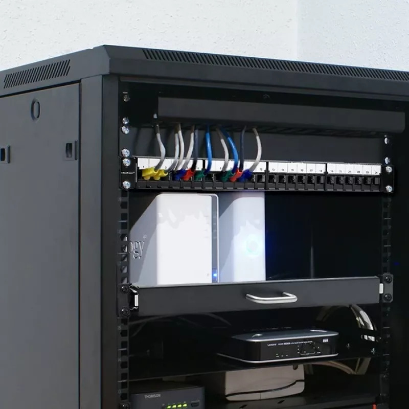 Qoltec 54516 patch panel per rack da 19 pollici, 24 porte, 1U, UTP, nero