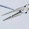 Pinza a becchi lunghi KNIPEX con profili trasversali