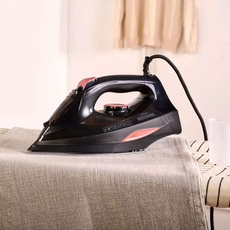 Ferro da stiro a vapore Black+Decker BXIR3000E (3000W; nero)
