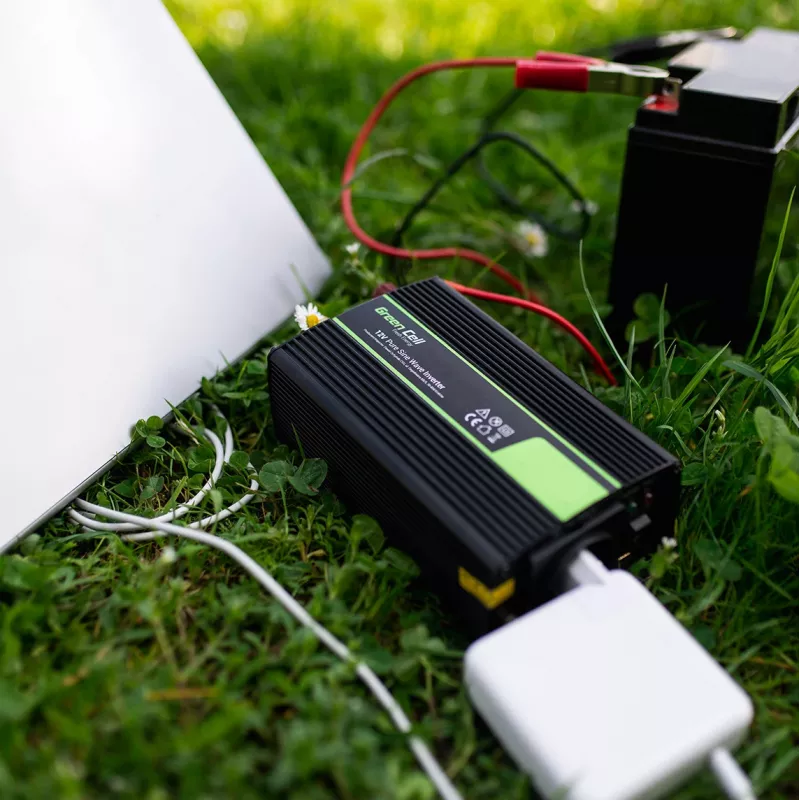 Inverter per auto Green Cell INV22 — 1500 W, 12 V DC a 230 V AC, 50 Hz, LED, raffreddamento attivo, nero