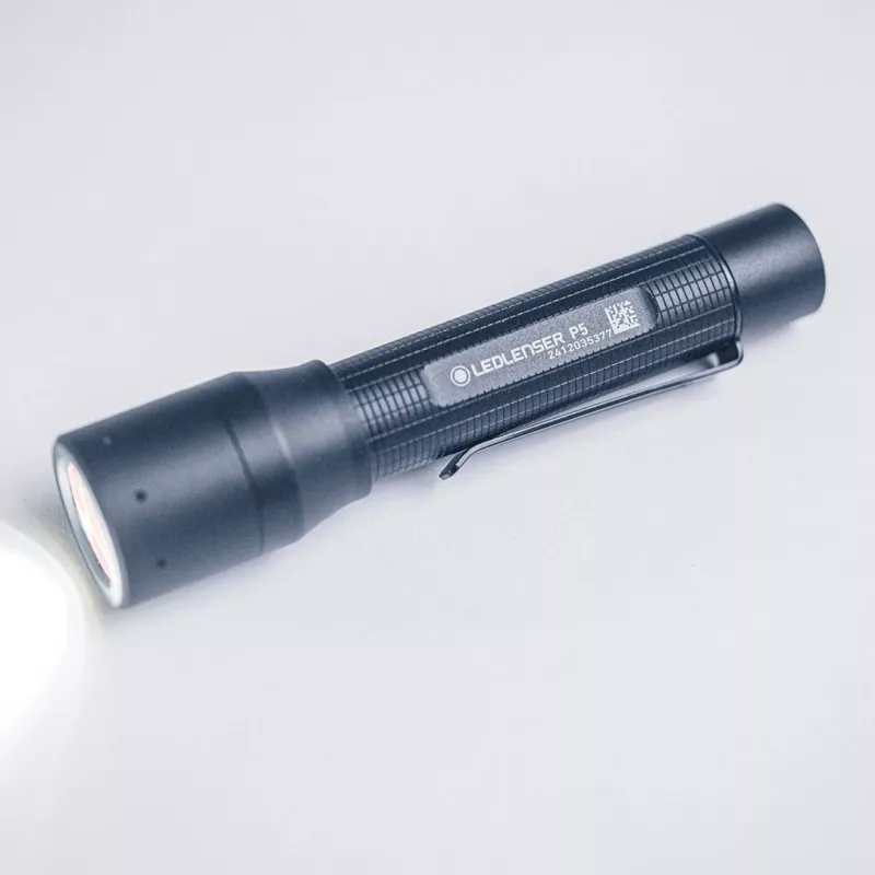 Ledlenser P5 torcia LED con clip, nera