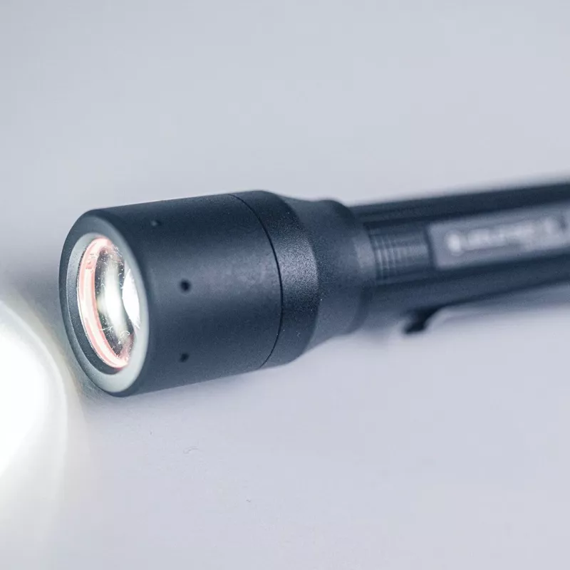 Ledlenser P5 torcia LED con clip, nera