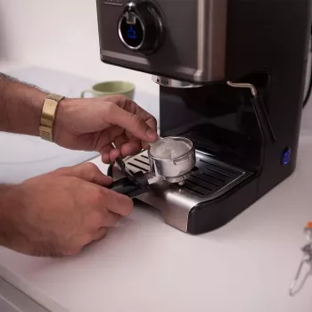 Macchina per espresso Black & Decker BXCO1200E — 1200 W, 15 bar, serbatoio acqua 1,2 L, 2 tazze, montapanna integrato, per il piano di lavoro, argento