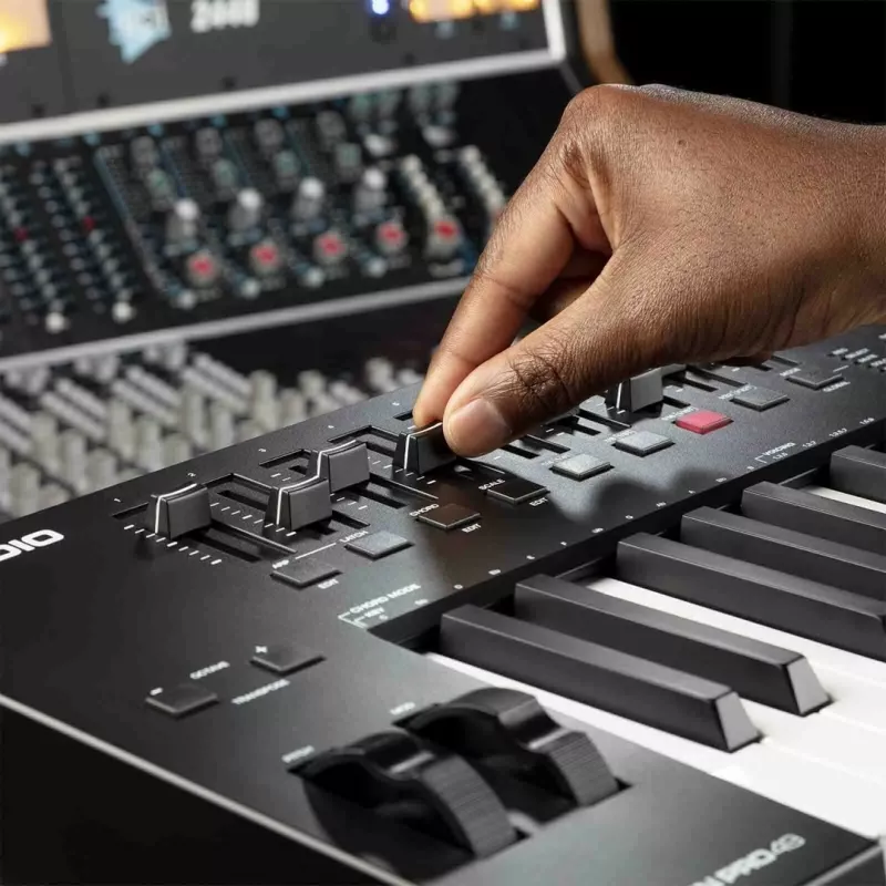 Controller tastiera MIDI M-Audio Oxygen Pro 49 — 49 tasti, 16 pad, 9 fader, display OLED, USB, MIDI-Out