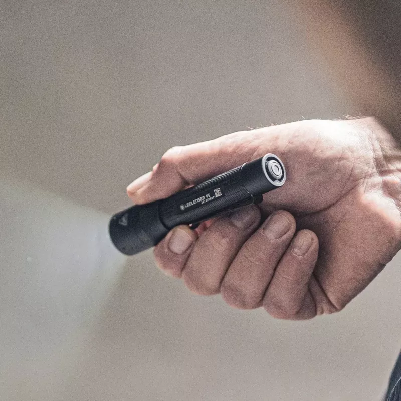 Ledlenser P5 torcia LED con clip, nera