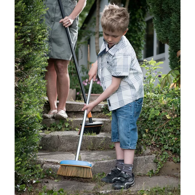 Scopa per bambini Fiskars MyFirst scopa per bambini, blu, lunghezza 980 mm, telaio e manico in plastica, 1 pezzo