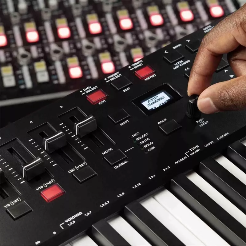 Controller tastiera MIDI M-Audio Oxygen Pro 49 — 49 tasti, 16 pad, 9 fader, display OLED, USB, MIDI-Out
