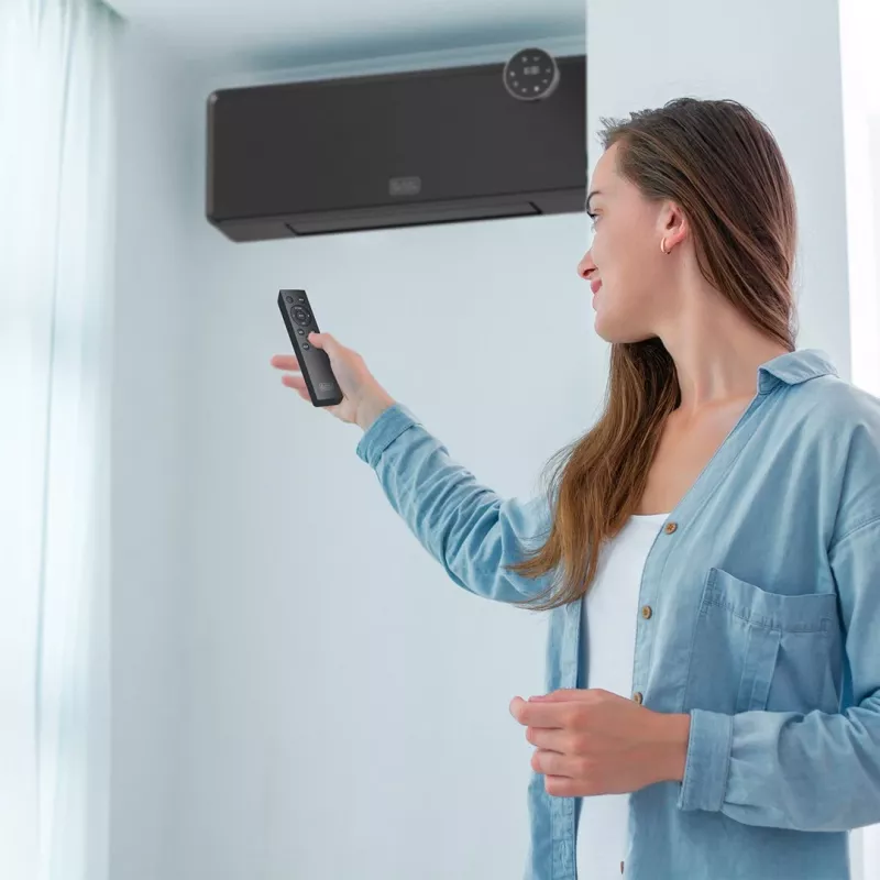Termoconvettore da parete Black & Decker BXWSH2001E 2000W, termostato regolabile, IP22, display LED, telecomando, montaggio a parete