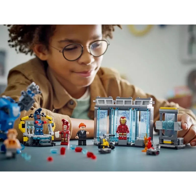 LEGO Marvel Iron Man Laboratorio Armeria 76315 set di gioco – 384 pezzi, 5 minifigure, area espositiva