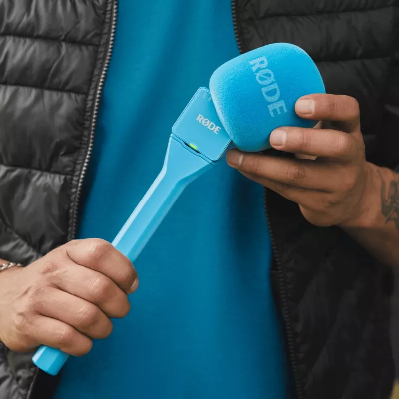 Microfono Interview GO di Rode — microfono a mano compatto per interviste, blu