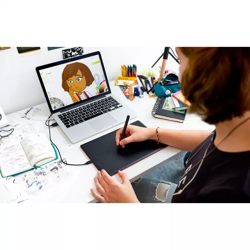 Wacom One by Medium tavoletta grafica nera, rossa 2540 lpi 216 x 135 mm USB