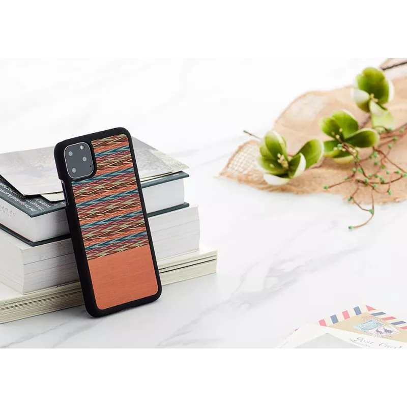 Custodia per smartphone Man and Wood per iPhone 11 Pro Max — motivo a quadri marrone, bordo nero