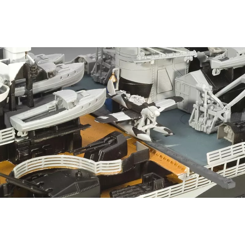 Modello in plastica nave REVELL Tirpitz scala 1:350