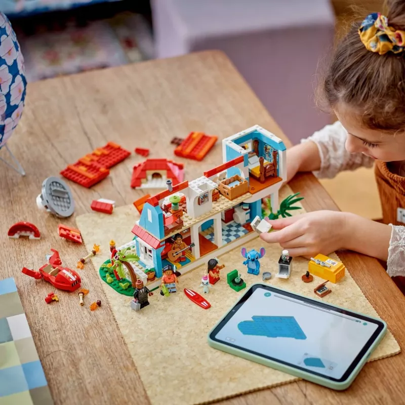 LEGO Disney Set 43268 Casa sulla spiaggia – casa modulare da costruire, 834 pezzi, 5 minifigure, età 9+