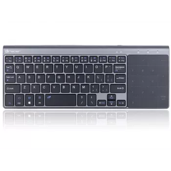 Tracer EXpert RF è una tastiera wireless ergonomica a grandezza naturale con layout QWERTY, tasti a membrana e un design sottile nero-grigio. Progettata per l'uso domestico e in ufficio, combina un touchpad integrato e tasti multimediali con una connessione wireless a 2,4 GHz per offrire una soluzione di input compatta per TV, console, notebook e PC classici.