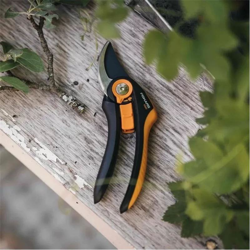 Fiskars Plus SmartFit P541 cesoie da giardino bypass nero, arancione
