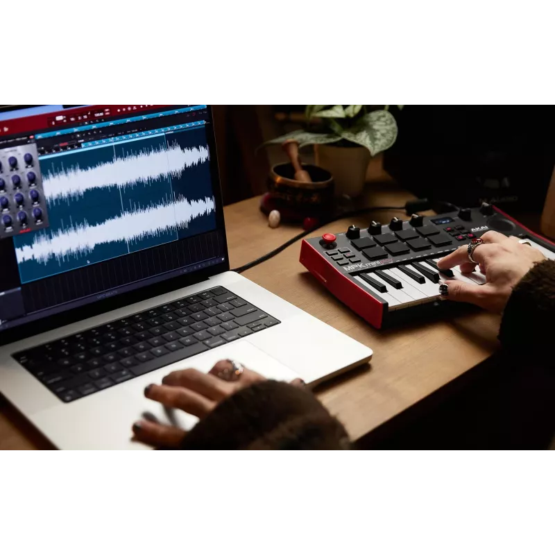 Akai MPK Mini Play MK3 tastiera di controllo MIDI con controller pad, USB, nero/rosso