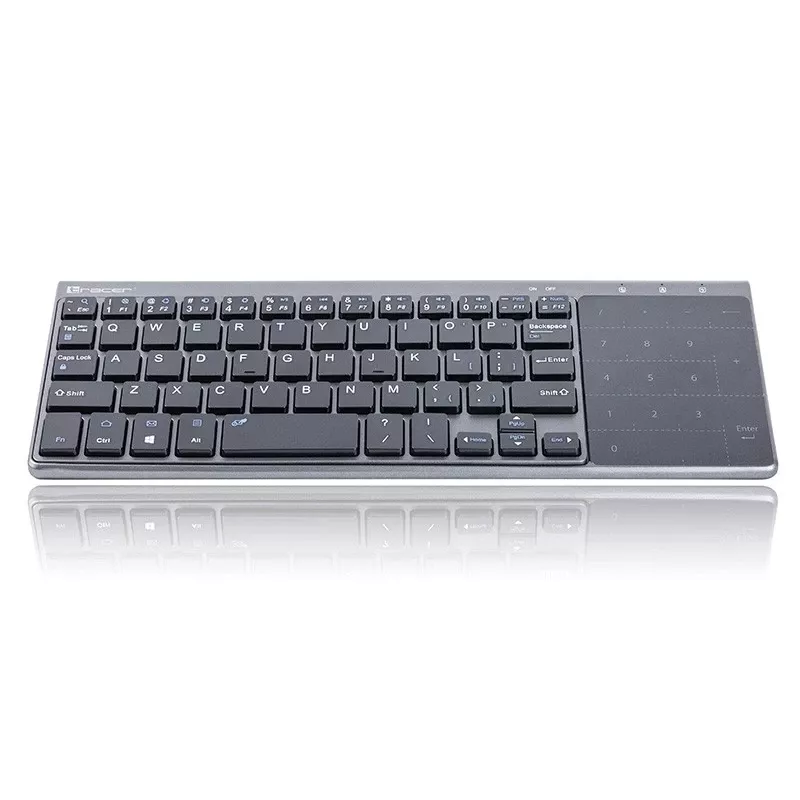 Tracer EXpert RF è una tastiera wireless ergonomica a grandezza naturale con layout QWERTY, tasti a membrana e un design sottile nero-grigio. Progettata per l'uso domestico e in ufficio, combina un touchpad integrato e tasti multimediali con una connessione wireless a 2,4 GHz per offrire una soluzione di input compatta per TV, console, notebook e PC classici.