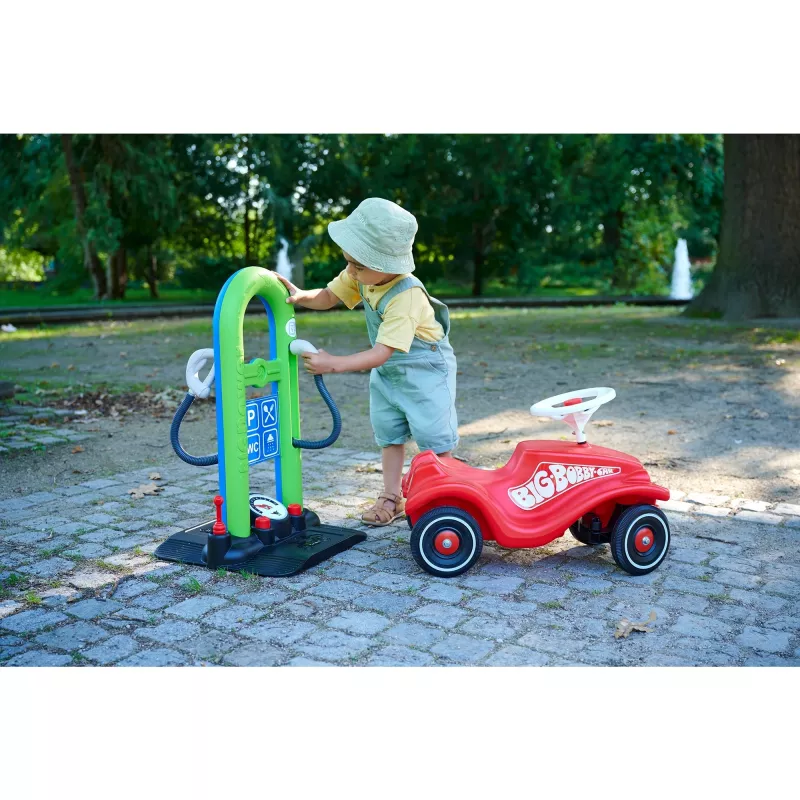 Bobby Car Service Station, scenario
