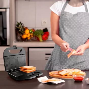 Tostiera per panini Black & Decker BXSA753E — 2 panini, 750 W, piastre antiaderenti, superficie di grigliatura 215×125 mm, acciaio inox compatto