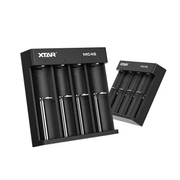 XTAR MC4S caricabatterie da tavolo a 4 slot per Li-Ion cilindriche 18650 e NiMH (A/AA/AAA/AAAA/C/D), uscita 1 A, ingresso 5 V, nero