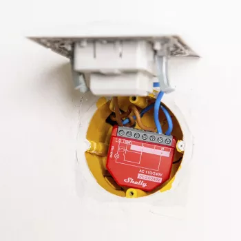 Interruttore intelligente Shelly 1PM Gen4 – wireless, 110–240 V AC, max 240 V, misurazione della potenza, 16 A, 42×16×37 mm