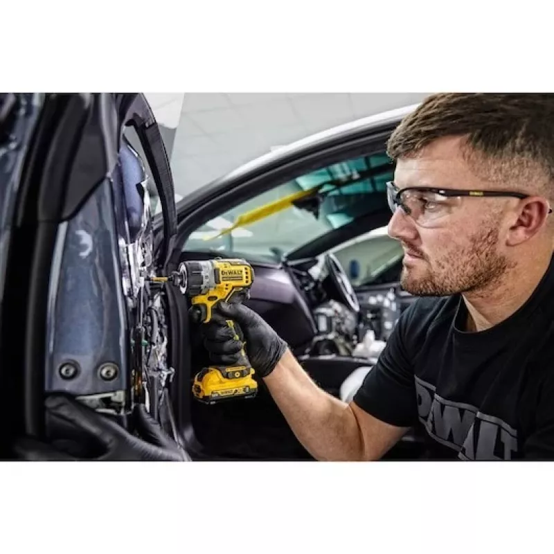 DEWALT. AVVITATORE 12V 1/4 DCF601D2 8Nm 2x2,0Ah