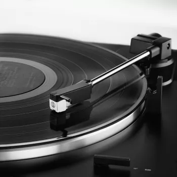 Giradischi Audio Technica unisex AT-LP60XUSB completamente automatico a trasmissione a cinghia analogico e USB in nero