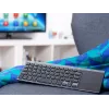 Tracer EXpert RF è una tastiera wireless ergonomica a grandezza naturale con layout QWERTY, tasti a membrana e un design sottile nero-grigio. Progettata per l'uso domestico e in ufficio, combina un touchpad integrato e tasti multimediali con una connessione wireless a 2,4 GHz per offrire una soluzione di input compatta per TV, console, notebook e PC classici.