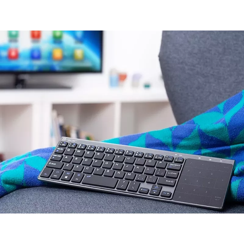 Tracer EXpert RF è una tastiera wireless ergonomica a grandezza naturale con layout QWERTY, tasti a membrana e un design sottile nero-grigio. Progettata per l'uso domestico e in ufficio, combina un touchpad integrato e tasti multimediali con una connessione wireless a 2,4 GHz per offrire una soluzione di input compatta per TV, console, notebook e PC classici.