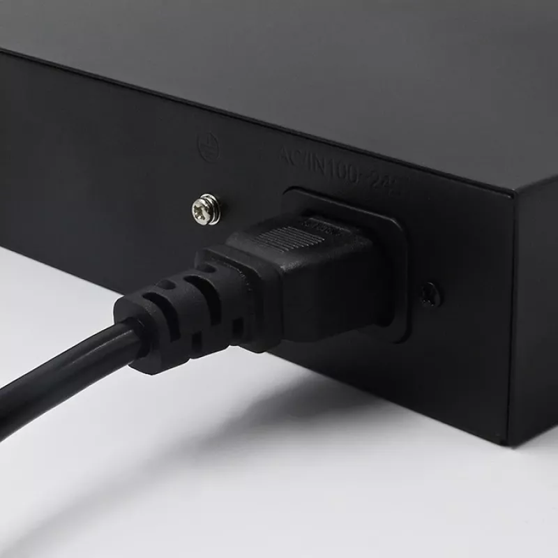 Switch di rete QOLTEC Fast Ethernet PoE 8xRJ45 con 2xRJ45 uplink