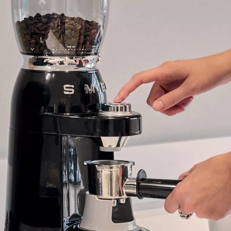 Macinacaffè SMEG CGF11BLEU stile anni '50 nero