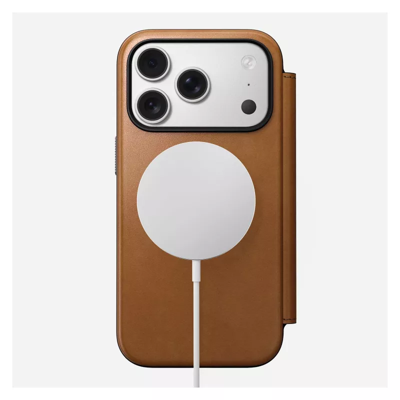 Custodia folio Nomad Modern Leather Folio per iPhone 17 Pro, pelle + alluminio, 6,3 pollici (16 cm), Tan, 3 scomparti per carte